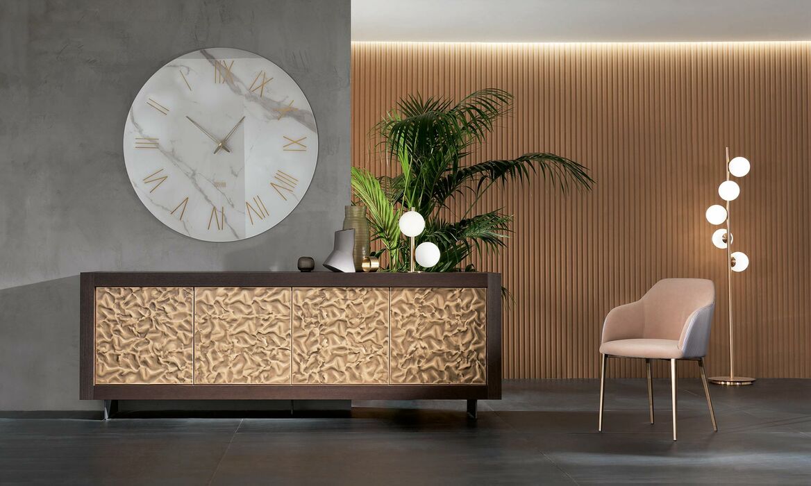 Una madia particolare, dal gusto retrò, e ante in ottone spazzolato