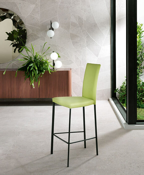 sgabello e sedia da bar