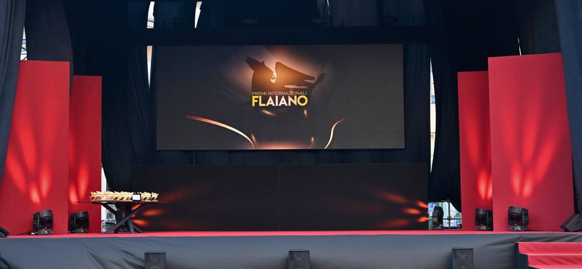 flaiano header desk