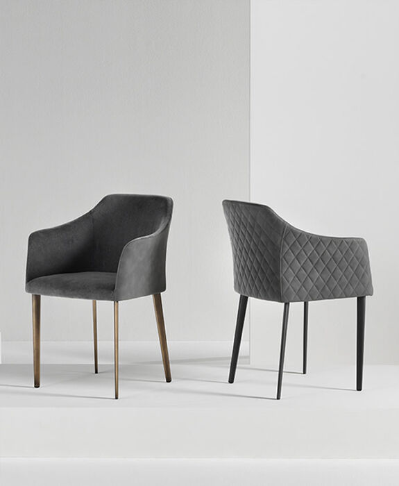 Carmen è una poltroncina di design della collezione Riflessi, elegante, comoda e confortevole