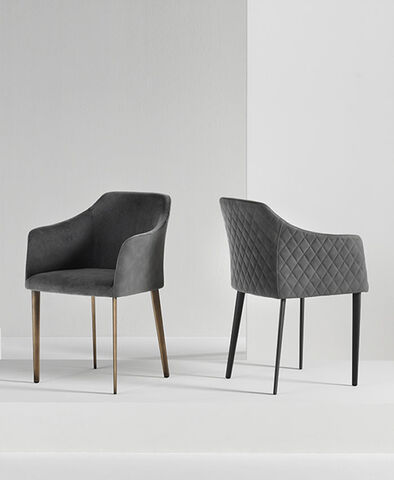 Carmen è una poltroncina di design della collezione Riflessi, elegante, comoda e confortevole