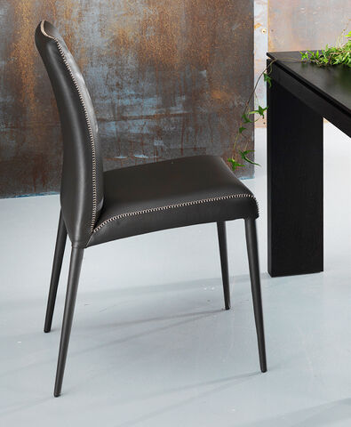 Sedie in pelle di design, moderne ed eleganti, ideali per l'arredo di sala, soggiorno, salotto o camera da letto