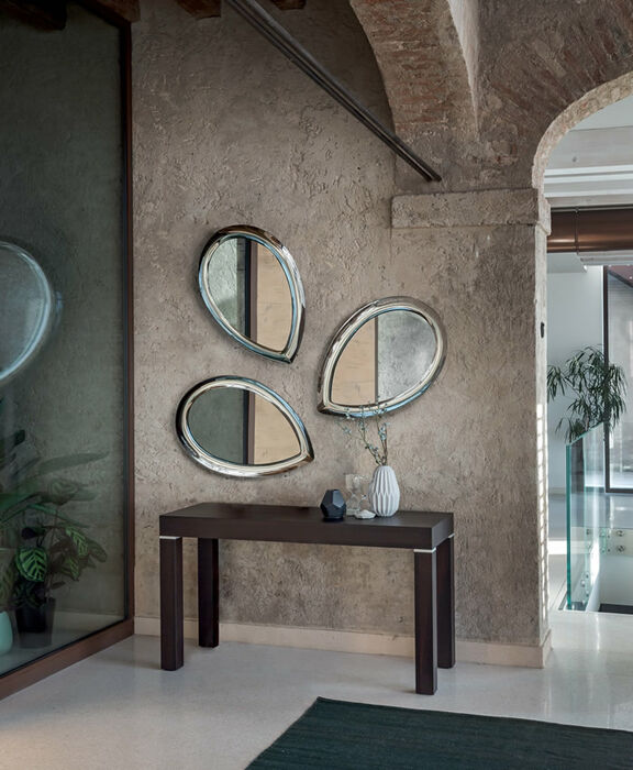 petalo, è uno specchio con cornice sagomata in cristallo