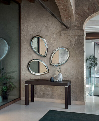 petalo, è uno specchio con cornice sagomata in cristallo