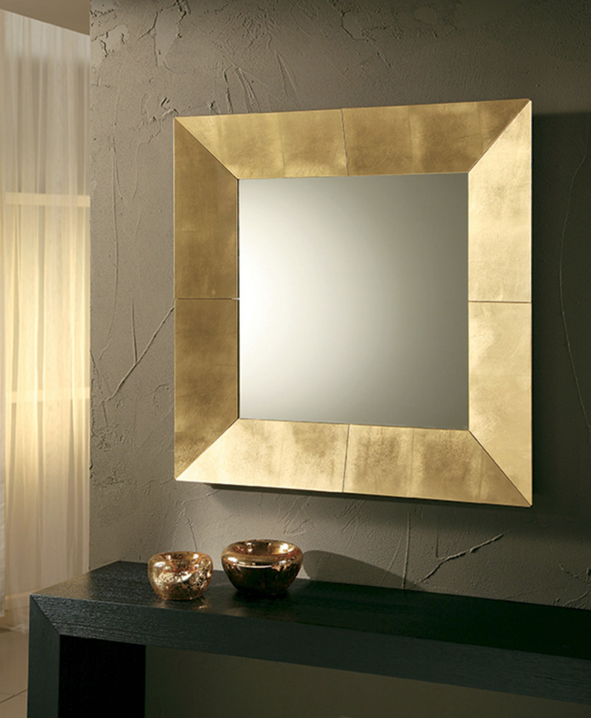 Riflessi propone una ricca gamma di modelli di specchi ideali per l'ingresso della casa