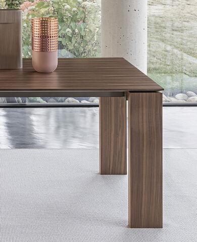 Dettaglio del tavolo allungabile in legno Atllante, Riflessi