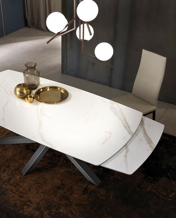 Shangai è un elegante tavolo di design in ceramica finitura Calacatta Oro